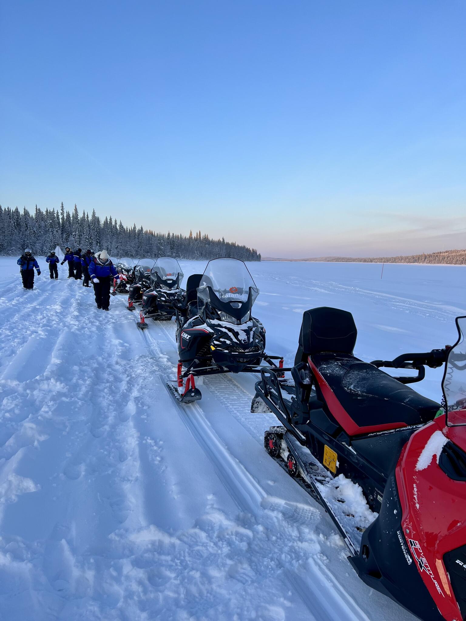 Motoneige et pêche sur glace